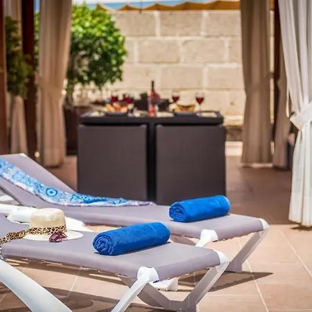 Playa De Fanabe Sleeps 6 With Pool Air Con And Wifi Vila *
